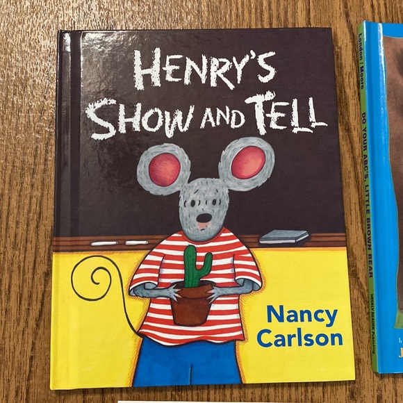 📕Weekly Reader Hard Back Books with CDs set📕 - Picture 2 of 7